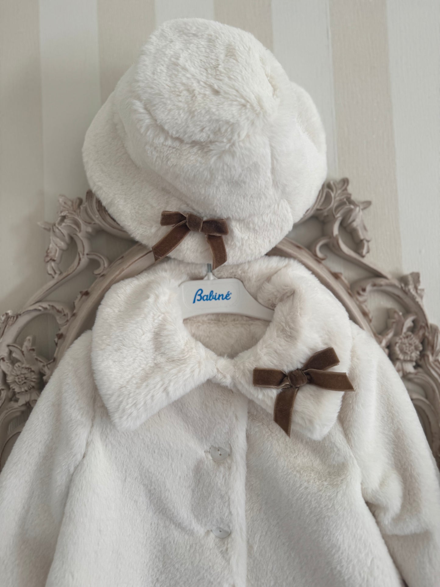 Faux faux cream coat with hat